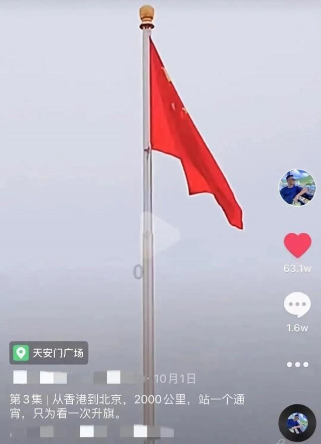 主人偷偷亲了母金毛一口,一旁的公金毛这表情才叫生无可恋